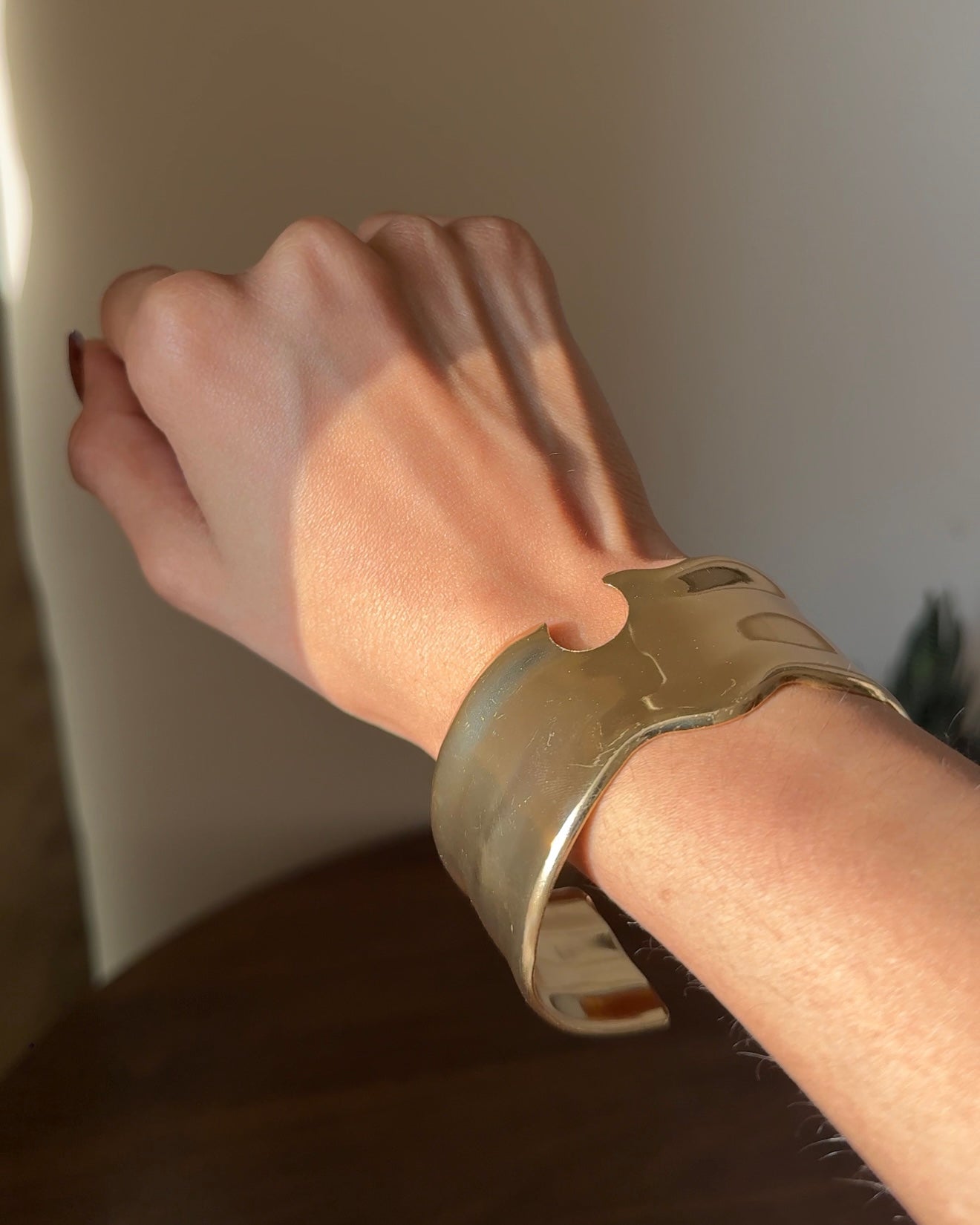 Alexa Curved Metal Handcuff
